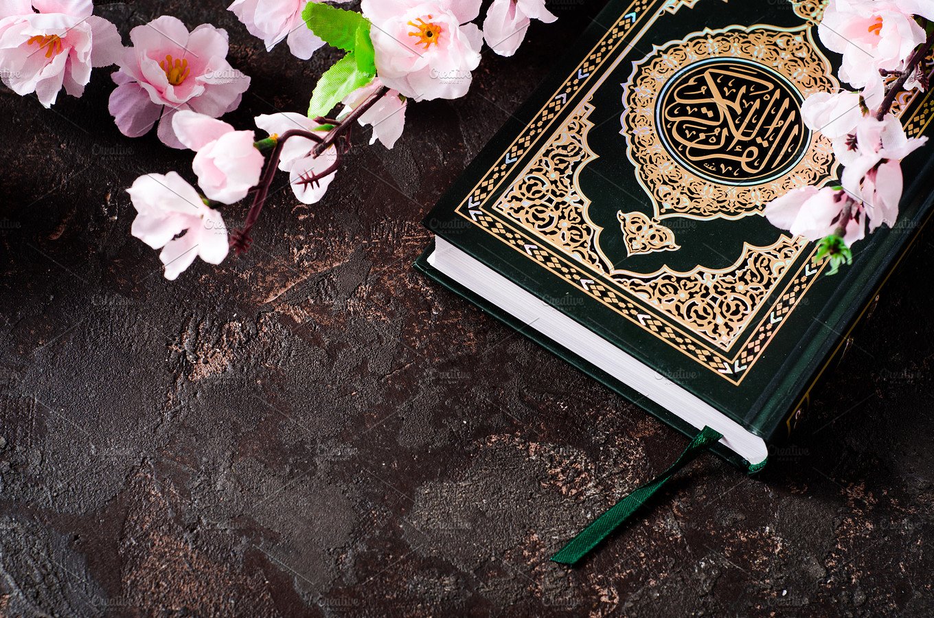 Красивая голосом кораном. Коран обои. Куран фон. Красивый Коран. Исламские книги.
