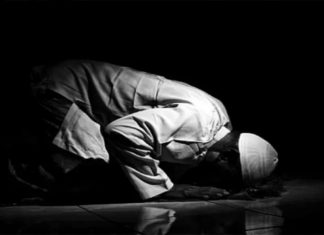 Jangan Bosan Bertaubat, Sebab Taubat Merupakan Keberuntungan ilustrasi seorang sedang sujud/khazanahimani