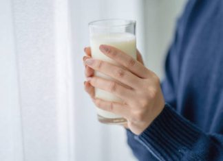 Sering Terabaikan, Inilah Larangan Minum Sambil Berdiri