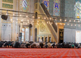 Imam Lupa Salah Satu Rukun hingga Salat Selesai, Makmum Harus Apa? (Q & A Part 28)