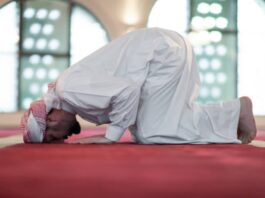 Seorang sedang Salat