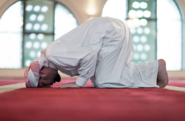 Seorang sedang Salat