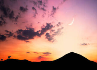 Sembahlah Allah Sampai Ajal Menjemputmu Langit dan alam semesta/Istock